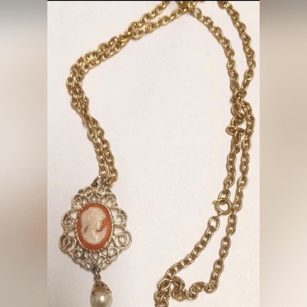 Sarah Coventry Cameo pendant Necklace Vintage 24"